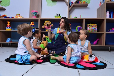 Professora do baby em aula divertida e lúdica com seus pequenos babys