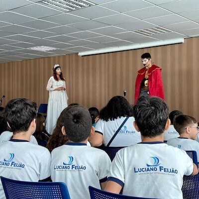 Alunos contemplando a Apresentação Teatral de abertura a Ciranda Literaria