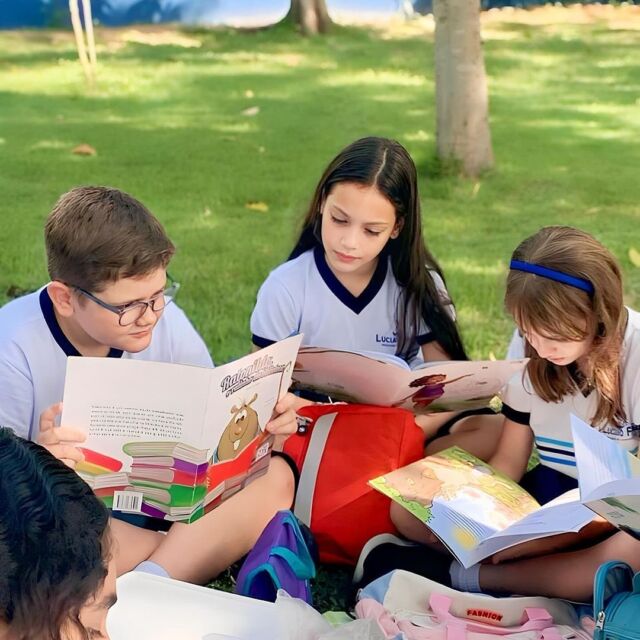Através da leitura, transformamos o mundo! 😊📘
📷 O #TbtCLF da semana, nos relembra uma incrível experiência vivenciada pelos alunos do Ens. Fundamental (Anos Iniciais), o Piquenique Literário. Os feras aproveitaram o dia ensolarado, o ambiente fresco e tranquilo, e desfrutaram de uma leitura prazerosa, na companhia dos amigos.
Como são importantes as memórias que são construídas, durante o processo de aprendizagem. Estimular a leitura é de suma importância, e através de atividades interativas e dinâmicas, os alunos são incentivados a entrarem de cabeça, no fantástico mundo dos livros. 📚
Livros, natureza e bons amigos formam momentos singulares e terapêuticos. 🫂