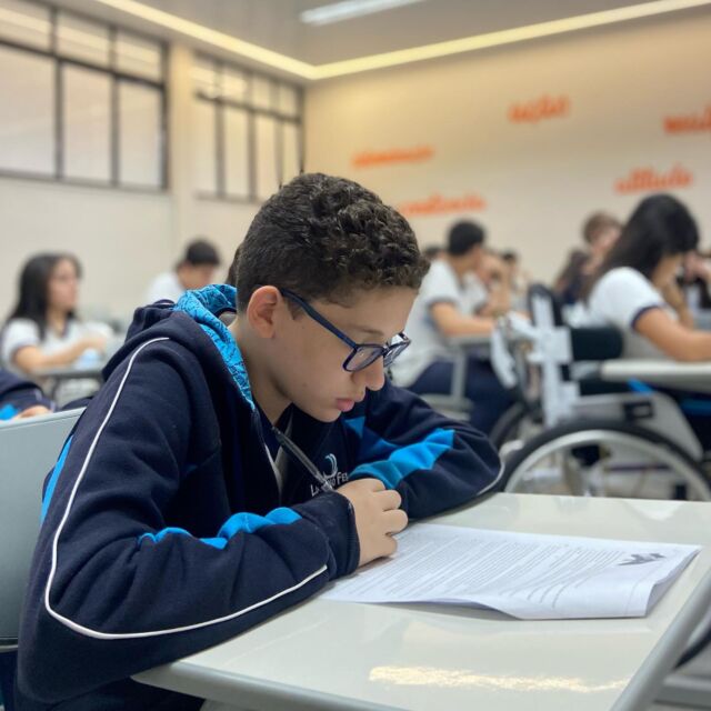 Hora de avaliar o desempenho e mostrar o conhecimento absorvido. 📚
Nesta quarta-feira (13/11) os alunos feras realizaram mais uma Avaliação Parcial do bimestre, estamos na reta final, para isso, é necessário muita atenção e dedicação. Chegou a hora de revisar todos os conteúdos estudados durante o ano. 📖
Esta metodologia desenvolvida no CLF, permite aos alunos uma maior preparação para os vestibulares futuros. Com questões elaboradas e provas pensadas exclusivamente para capacitar os Feras e prepará-los para um futuro brilhante. 🤓
Aqui no CLF é foco no aprendizado. 🚀