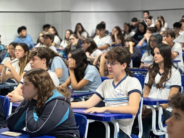 E para 2025 temos: inovação, novos aprendizados e a alegria de sempre. 🚀😉
Nesta quarta-feira (13/11) os alunos do 9° ano do Ens. Fundamental - Anos Iniciais, visitaram e conheceram mais sobre como será a rotina do Ensino Médio, uma fase tão importante que irá prepará-los para os futuros vestibulares. ✍️
Durante a Reunião de Transição, os feras puderam conhecer as metodologias utilizadas, como também as olimpíadas destinadas a este público, os auxílios que são ofertados, uma palavra da coordenação para entenderem o funcionamento e a importância de vivenciarem um excelente ensino médio. 📘
Avante Feras, faça de 2025 o seu ano. 👏